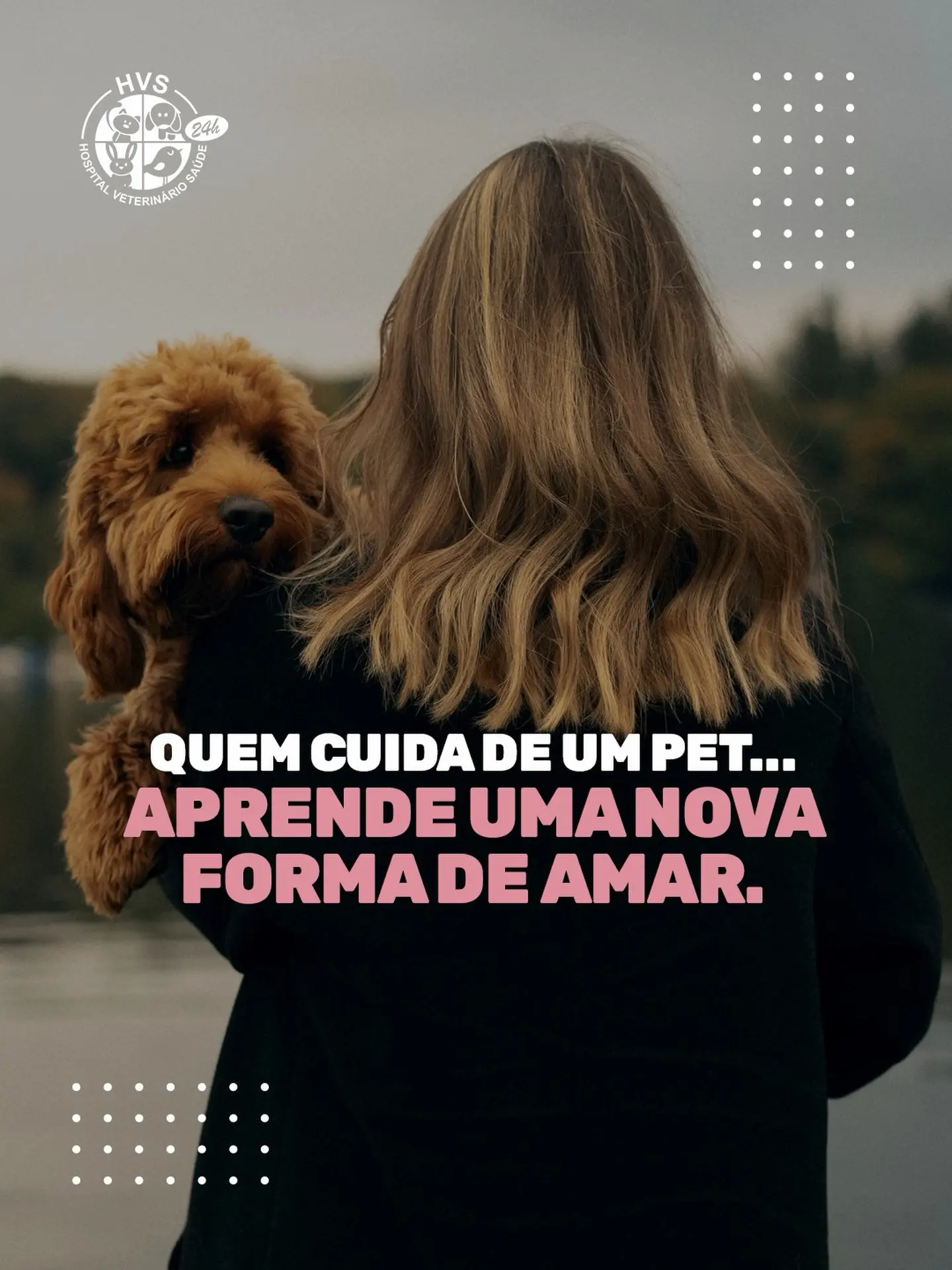 Quem nunca teve um animal talvez não entenda.

Mas quem divide a rotina com um pet sabe que eles transformam completamente a casa.

Eles criam hábitos.

Mudam horários.

Mudam prioridades.

E, principalmente, mudam a forma como enxergamos o cuidado.

Porque amar um pet é perceber que alguém depende completamente de você.

E essa confiança merece ser retribuída todos os dias.

É por isso que levamos nosso trabalho tão a sério.

Porque sabemos que, para você, ele nunca será “só um cachorro” ou “só um gato”.

Ele é parte da família.

E é assim que nós também acreditamos.

#HospitalVeterinarioSaude #PetÉFamilia #VeterinariaSP
