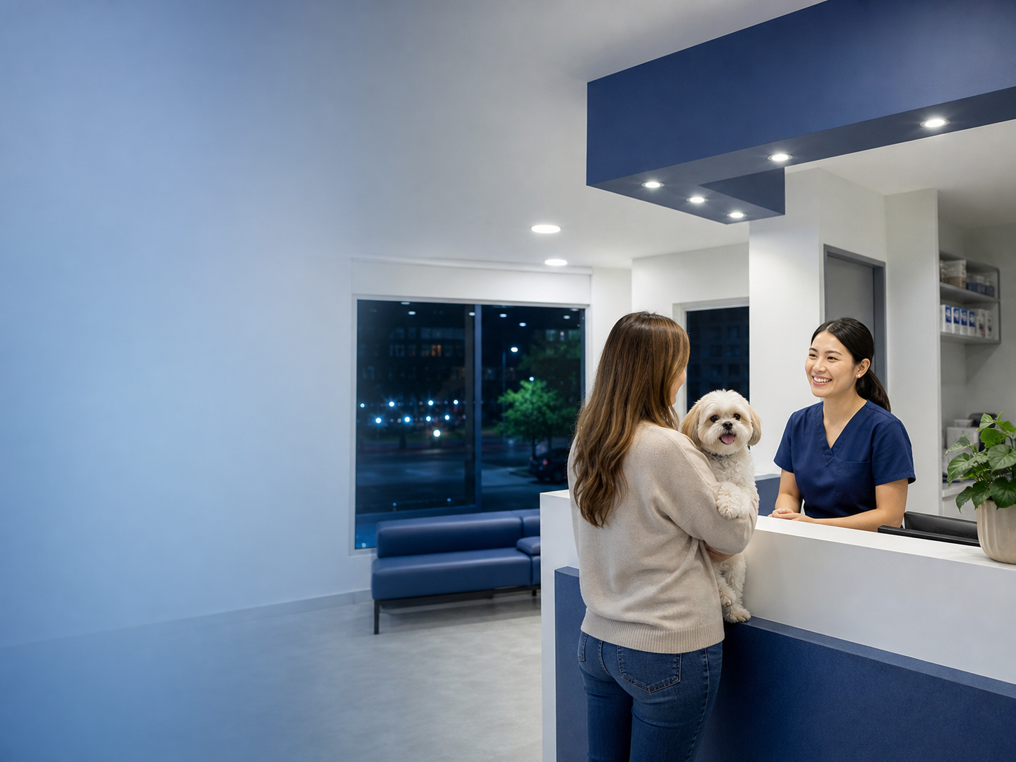 Clínica veterinária 24 horas recebendo tutora e cão